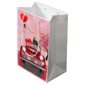 Cairn Terrier Auto mit Herz Valentin Mittlere Geschenktüte (Rückseite Schrägansicht)