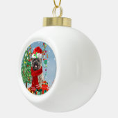 Cairn Terrier Dog in Snow mit Weihnachtsgeschenken Keramik Kugel-Ornament (Rechts)