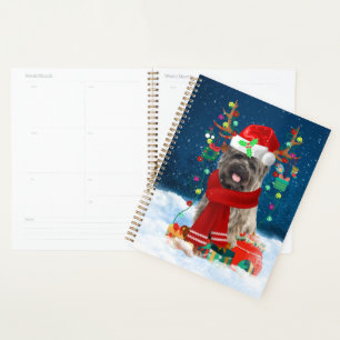 Cairn Terrier Dog in Snow mit Weihnachtsgeschenken Planer