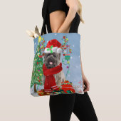 Cairn Terrier Dog in Snow mit Weihnachtsgeschenken Tasche (Von Nahem)