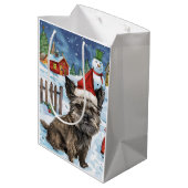 Cairn Terrier Dog Winter Wonderland Weihnachtsfreu Mittlere Geschenktüte (Rückseite Schrägansicht)