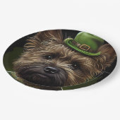 Cairn Terrier Hund in St. Patrick's Day Dress Pappteller (Schrägansicht)