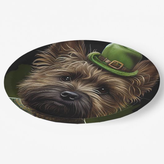 Cairn Terrier Hund in St. Patrick's Day Dress Pappteller (Schrägansicht)