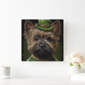 Cairn Terrier Hund in St. Patrick's Day Dress Quadratische Wanduhr (Zuhause)