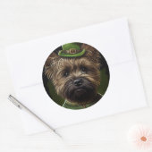 Cairn Terrier Hund in St. Patrick's Day Dress Runder Aufkleber (Umschlag)