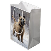 Cairn Terrier lässt es Weihnachten schnee Mittlere Geschenktüte (Rückseite Schrägansicht)