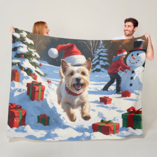 Cairn Terrier läuft im Schnee mit Weihnachtsmütze Fleecedecke