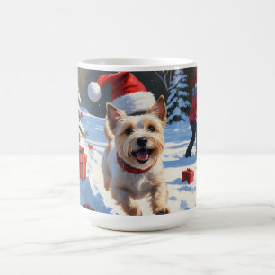 Cairn Terrier läuft im Schnee mit Weihnachtsmütze Kaffeetasse