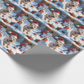 Cairn Terrier läuft in Snow mit Weihnachtsmütze Geschenkpapier (Ecke)