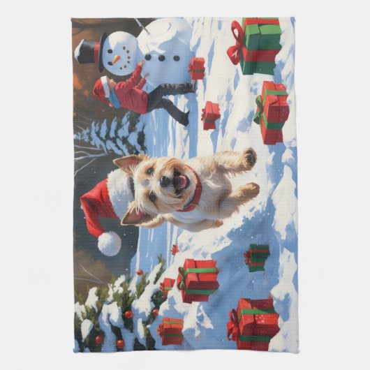 Cairn Terrier läuft in Snow mit Weihnachtsmütze Geschirrtuch (Vertikal)