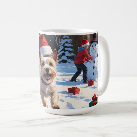 Cairn Terrier läuft in Snow mit Weihnachtsmütze Kaffeetasse (VorderseiteRechts)