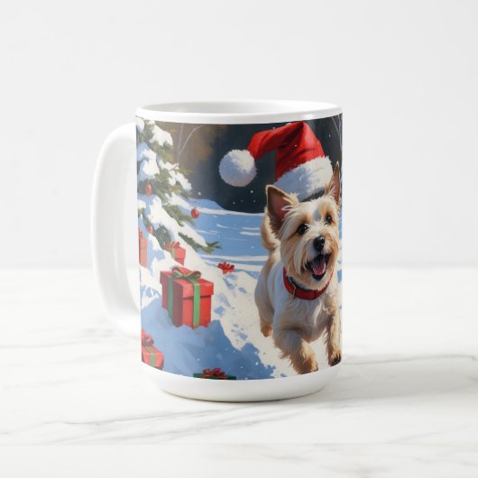 Cairn Terrier läuft in Snow mit Weihnachtsmütze Kaffeetasse (Vorderseite Links)