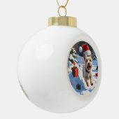 Cairn Terrier läuft in Snow mit Weihnachtsmütze Keramik Kugel-Ornament (Links)