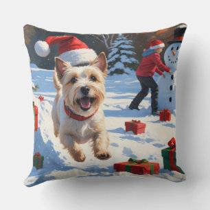 Cairn Terrier läuft in Snow mit Weihnachtsmütze Kissen