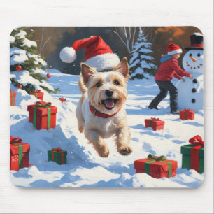 Cairn Terrier läuft in Snow mit Weihnachtsmütze Mousepad