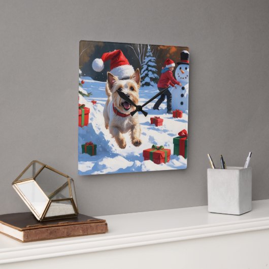 Cairn Terrier läuft in Snow mit Weihnachtsmütze Quadratische Wanduhr (Büro)