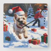 Cairn Terrier läuft in Snow mit Weihnachtsmütze Quadratische Wanduhr (Vorderseite)