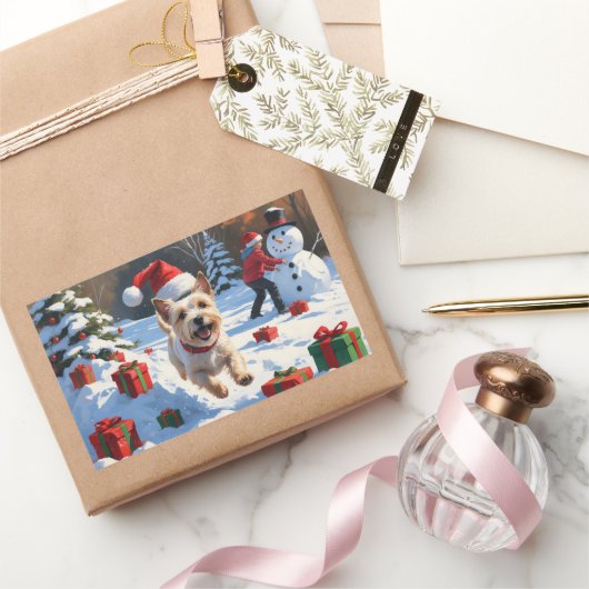 Cairn Terrier läuft in Snow mit Weihnachtsmütze Rechteckiger Aufkleber (Schenken)