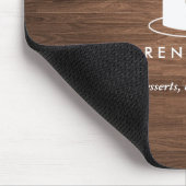 Cake Monogram Logo in Weiß auf Braunholz Mousepad (Ecke)