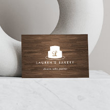 Cake Monogram Logo in Weiß auf Braunholz