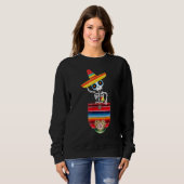 Calaca Blanket Pocket Serape Mexikanisches Geschen Sweatshirt (Vorne ganz)