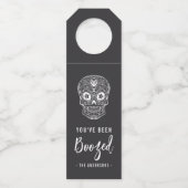 Calavera Skull Sie wurden zu Halloween gebootet Flaschenanhänger (Vorderseite)