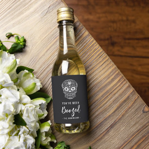Calavera Skull Sie wurden zu Halloween gebootet Weinetikett