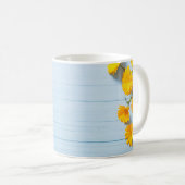Calendula-Blume: blauer Holzhintergrund Kaffeetasse (VorderseiteRechts)