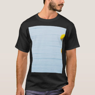 Calendula-Blume: blauer Holzhintergrund T-Shirt