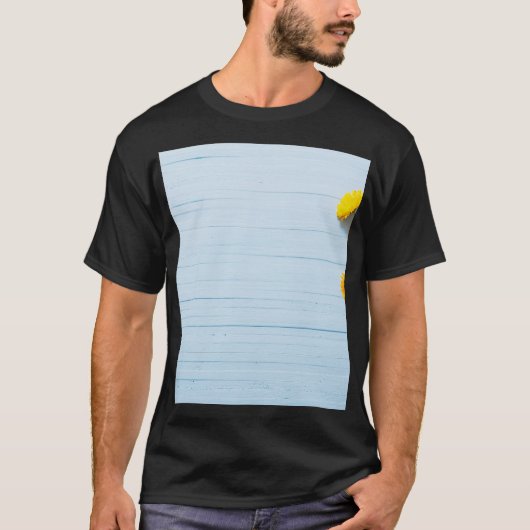 Calendula-Blume: blauer Holzhintergrund T-Shirt (Vorderseite)