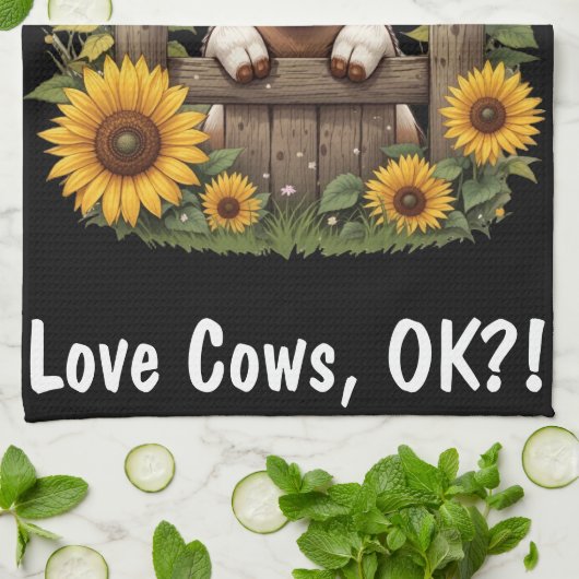 Calf Peeking über Zaun umgeben von Sonnenblumen Geschirrtuch (Gefaltet)