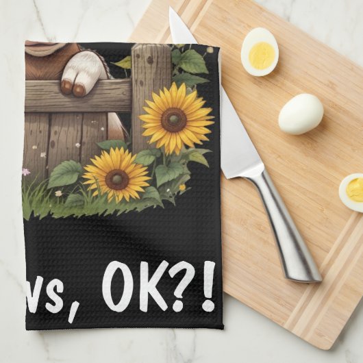 Calf Peeking über Zaun umgeben von Sonnenblumen Geschirrtuch (Viertel Falte)