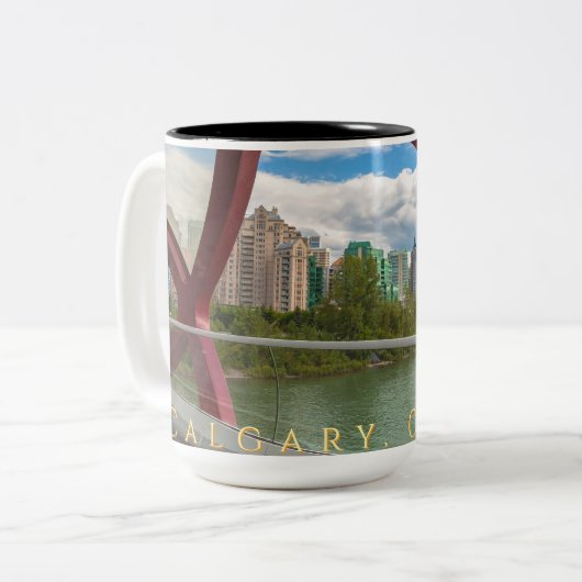 Calgary Cityscape durch die Friedensbrücke Zweifarbige Tasse (Vorderseite Links)
