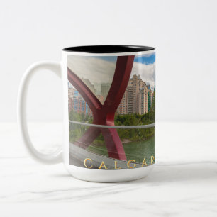 Calgary Cityscape durch die Friedensbrücke Zweifarbige Tasse