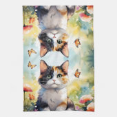 Calico Cat im Frühlingspark mit Schmetterlingen Geschirrtuch (Vertikal)