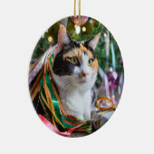 Calico Cat Unter einem Weihnachtsbaum mit Geschenk Keramik Ornament (Rechts)