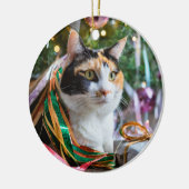 Calico Cat Unter einem Weihnachtsbaum mit Geschenk Keramik Ornament (Links)