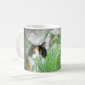 Calico im Gras von DJONeill Kaffeetasse (Vorderseite Links)