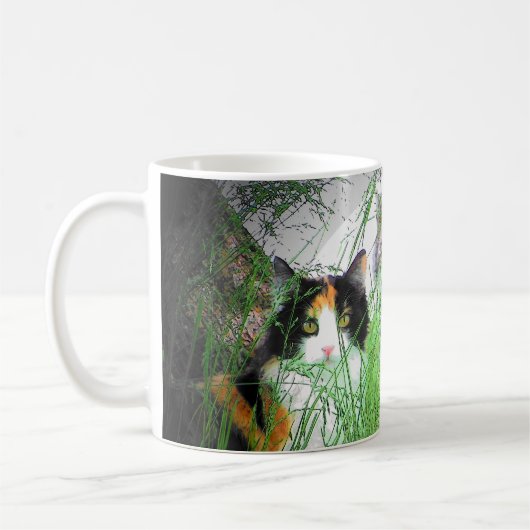 Calico im Gras von DJONeill Kaffeetasse (Links)