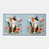 Calico Katze im blühenden Garten lächeln Schreibtischunterlage (Vorderseite)