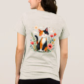 Calico Katze im blühenden Garten lächeln Tri-Blend Shirt (Rückseite)