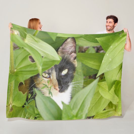 Calico Katze in den Zinnien Fleecedecke (Beispiel)