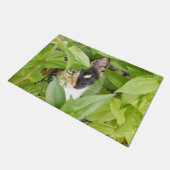 Calico Katze in den Zinnien Fußmatte (Schrägansicht)