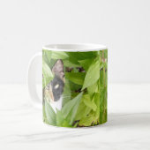 Calico Katze in den Zinnien Kaffeetasse (Vorderseite Links)