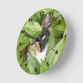 Calico Katze in den Zinnien Runde Wanduhr (Winkel)