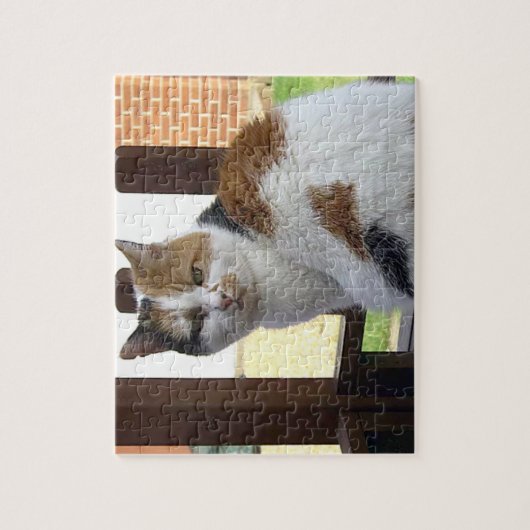 Calico-Katze sitzt auf der Decke Puzzle (Vertikal)