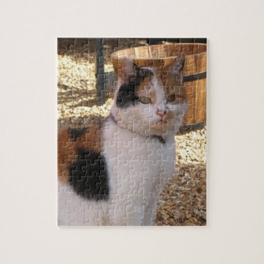Calico Katze sitzt im Garten Puzzle (Vertikal)