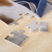 Calico Katze sitzt in einer Kiste im Garten Puzzle (Seite)