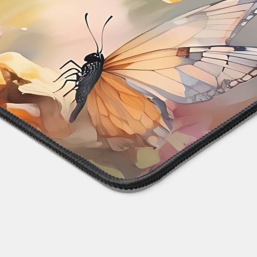 Calico Katze und Schmetterlinge im Frühlingspark Schreibtischunterlage (Ecke)
