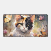 Calico Katze und Schmetterlinge im Frühlingspark Schreibtischunterlage (Vorderseite)